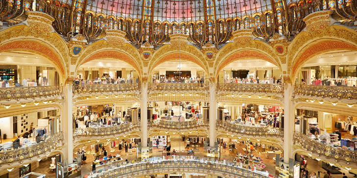 A Parigi le note Gallerie Lafayette offrono gratuitamente lezioni di striptease